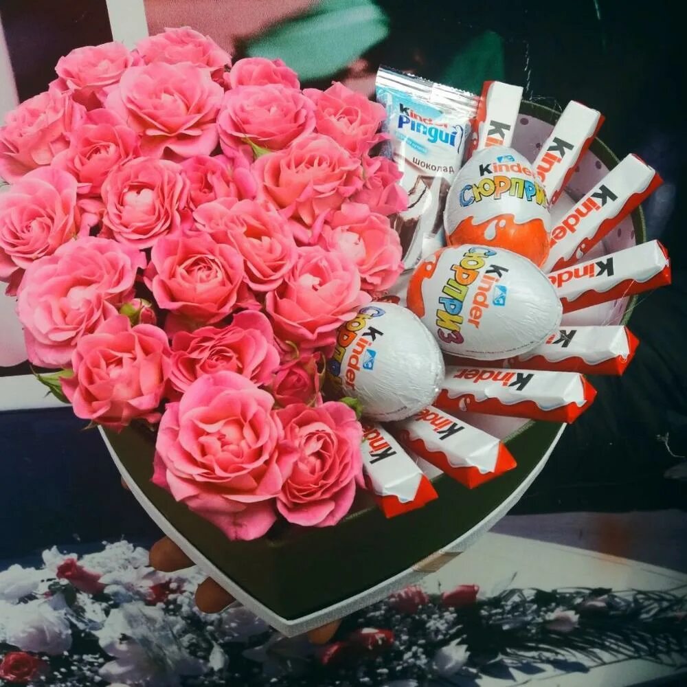 букет из киндеров для девочки. букет с киндерами в коробке. букет цветов розы в коробке. букет из цветов с киндерами. коробки с цветами и сладостями.