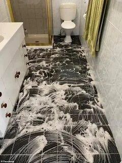 Разводы на плитке в ванной