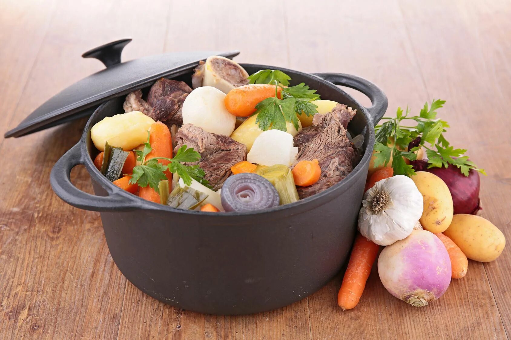 Потофё Pot-au-feu. Потофё во Франции. Овощи в кастрюле. Вареные овощи в кастрюле.