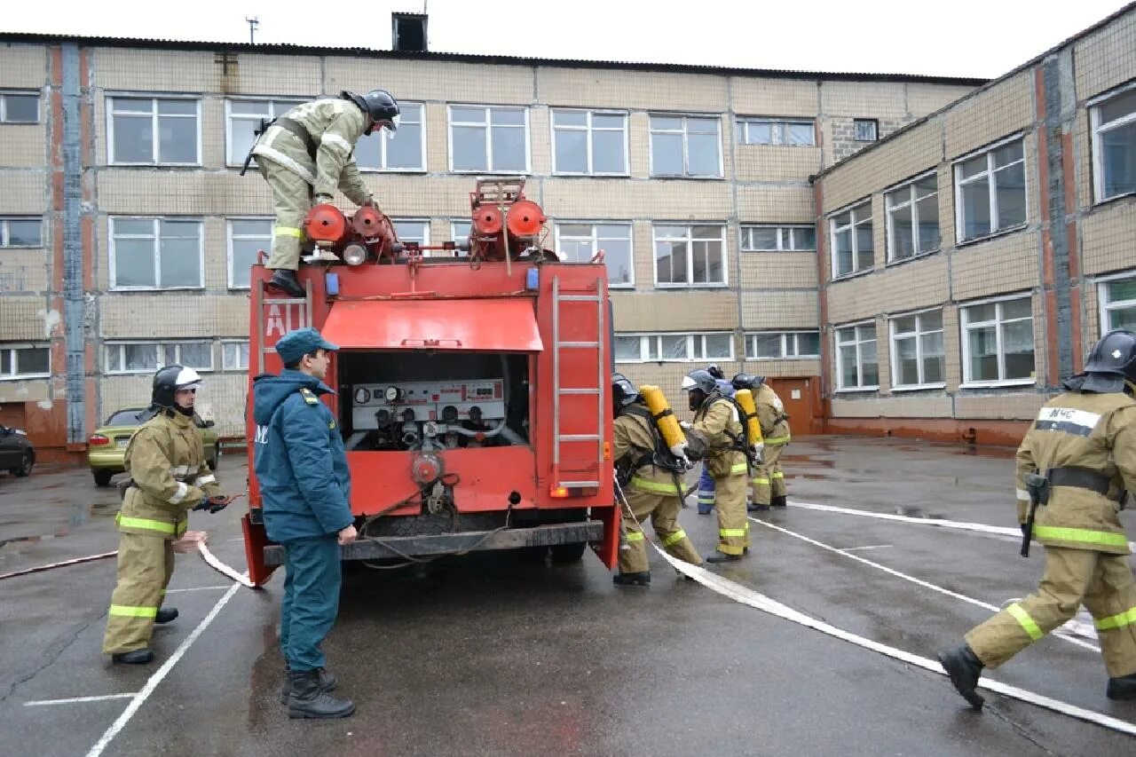 Возгорание в здании школы. Тушение пожаров в образовательных учреждениях. Тушение пожара в общеобразовательных учреждениях. Пожар в образовательном учреждении.