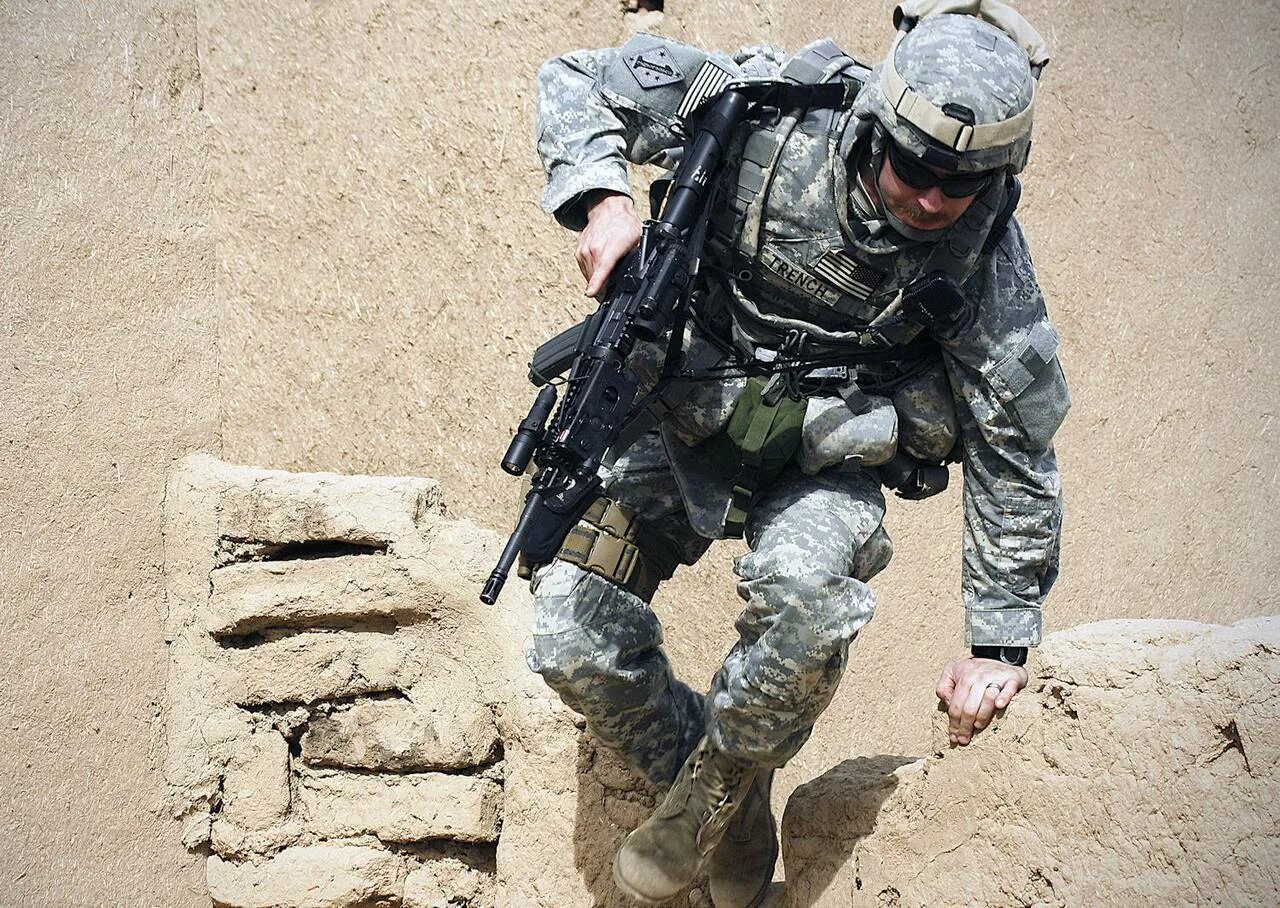 Замена военного. Американский солдат в камуфляже. Американский камуфляж в Ираке. Солдат США В городском камуфляже. Американский военный 45.