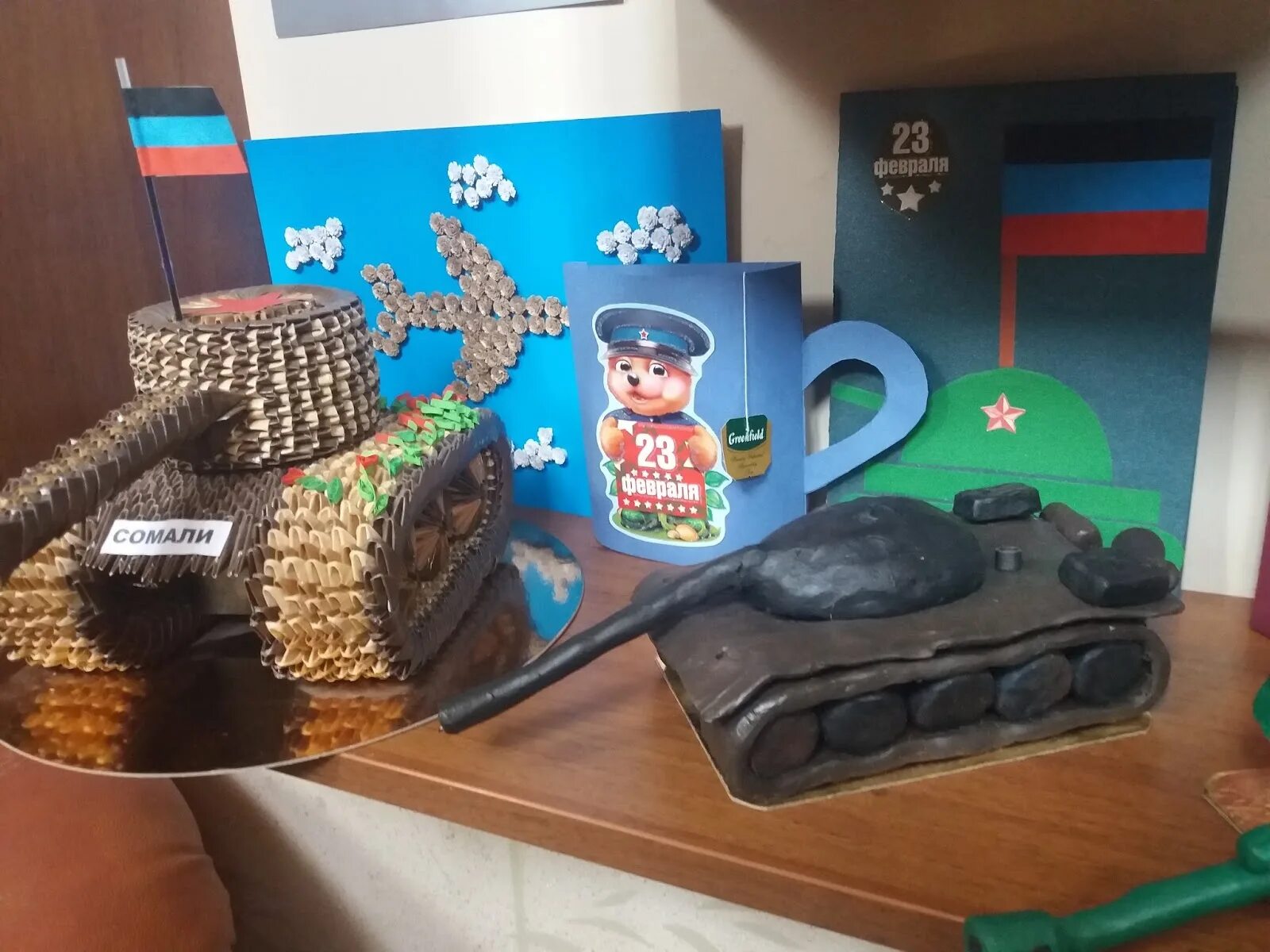 Изделия из пивных крышек. Поделка наша армия самая сильная. Поделка наша армия сильна в детский сад. Квиллинг для детей. Интересные поделки.