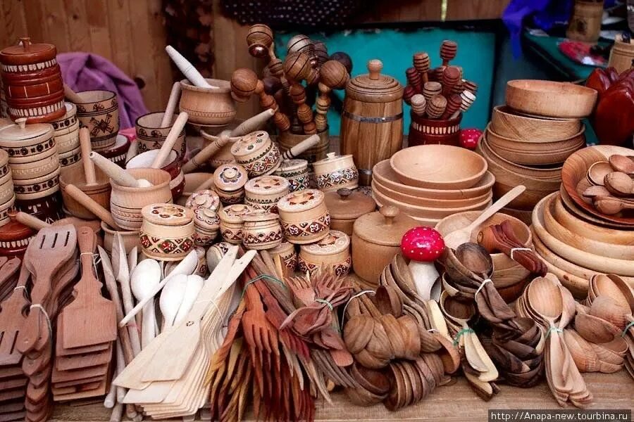 Промысел рынок. Деревянные изделия. Деревянные изделия сувениры. Деревянная посуда. Магазин деревянных изделий.
