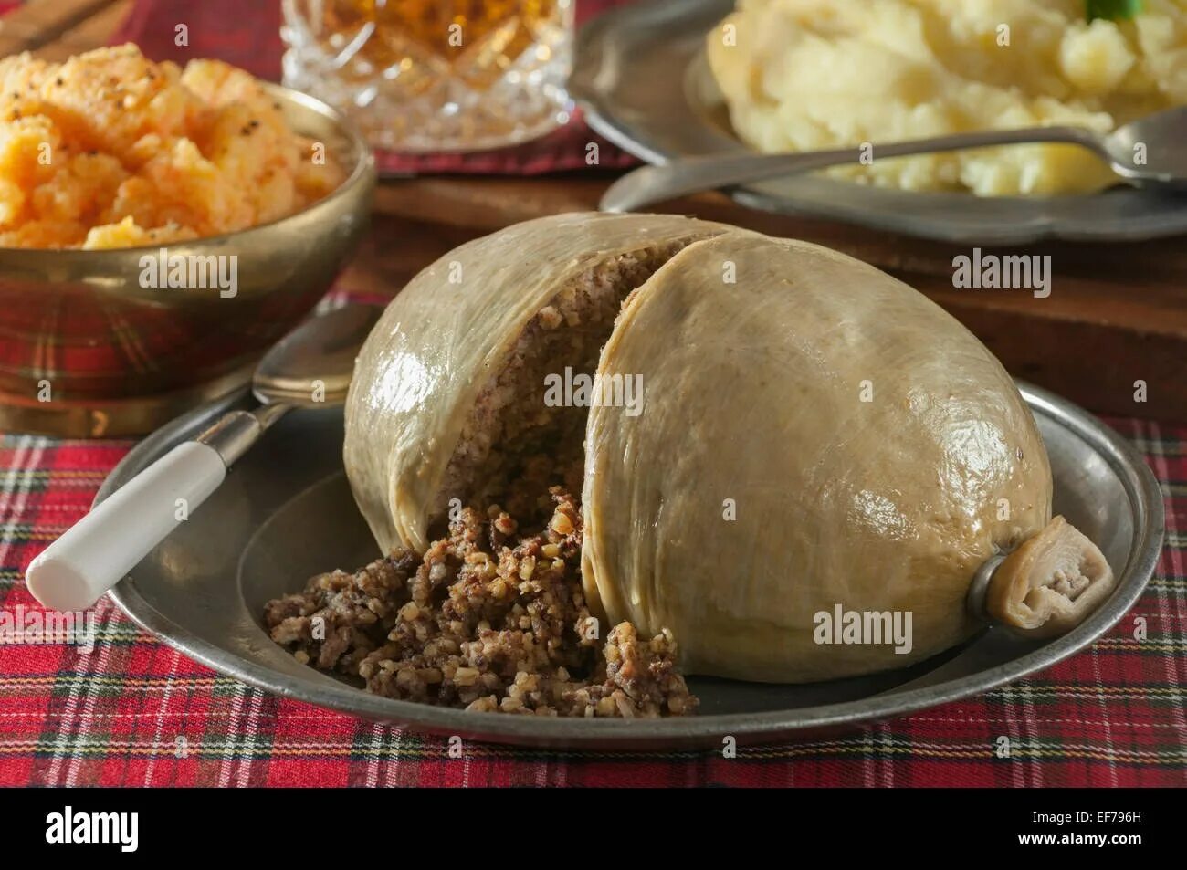 Хаггис Шотландия. Национальное Шотландское блюдо Хаггис. Huggies Scottish dish. Хаггис еда Шотландии. Хаггис блюдо шотландское