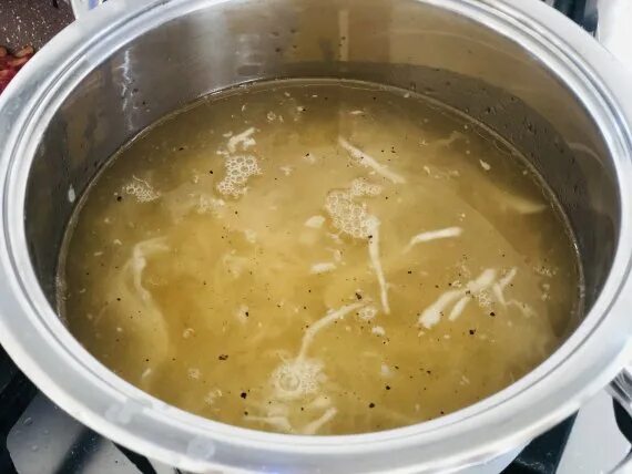 пена на супе. белые червячки в бульоне. прокисший суп. кислый бульон. кислые щи напиток.