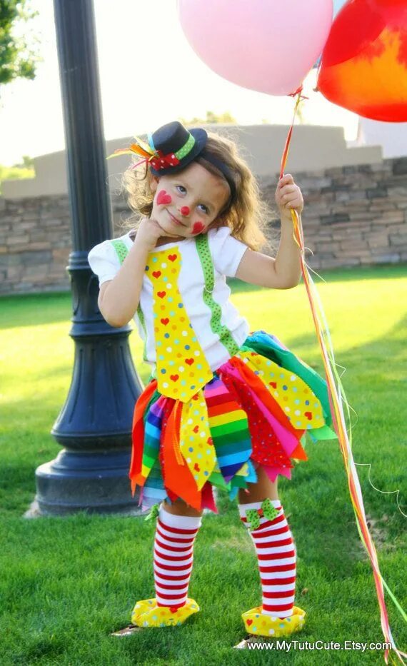 Смешной наряд в садик. Костюм клоунессы. Клоунский костюм для девочки. Костюм клоунессы для девочки. Новогодний костюм клоунессы для девочки.