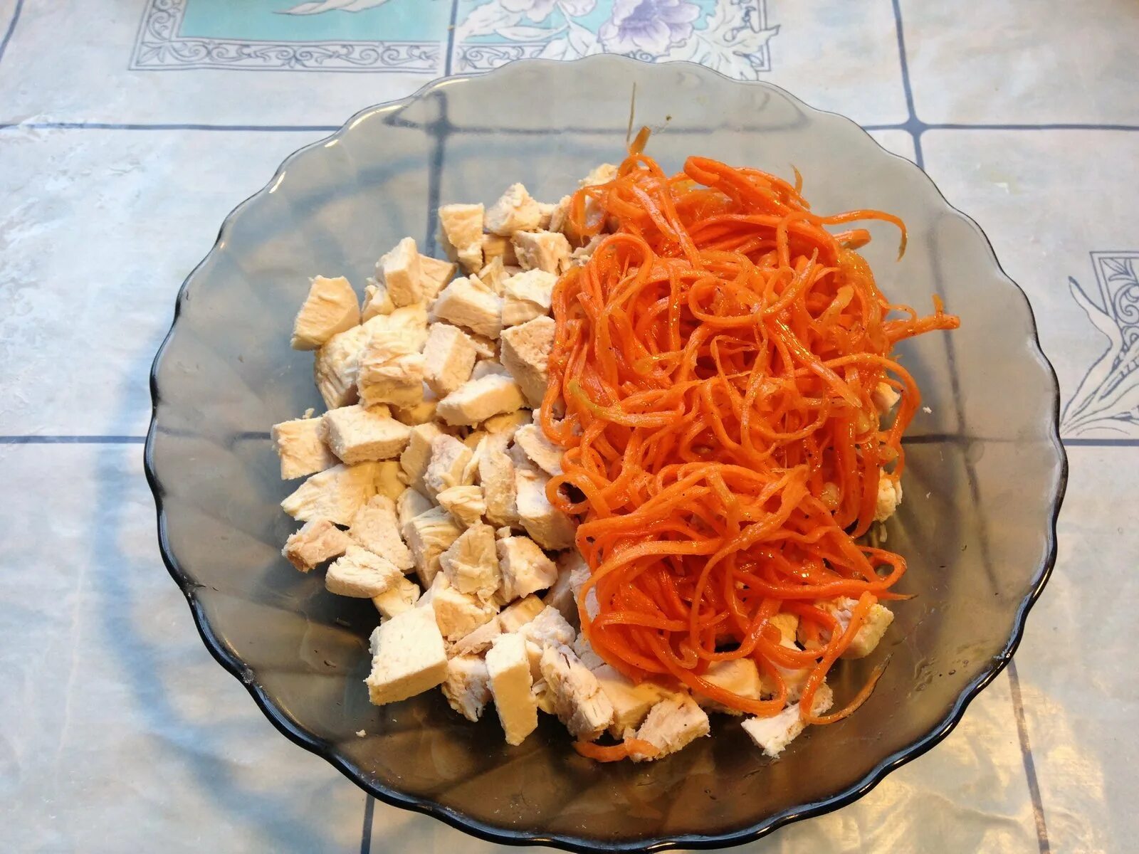 Салат с корейской морковкой и курицей. Закуски с корейской морковкой. Салат с корейской морковью и курицей. Салат с корейской морковью и курицей и грибами.