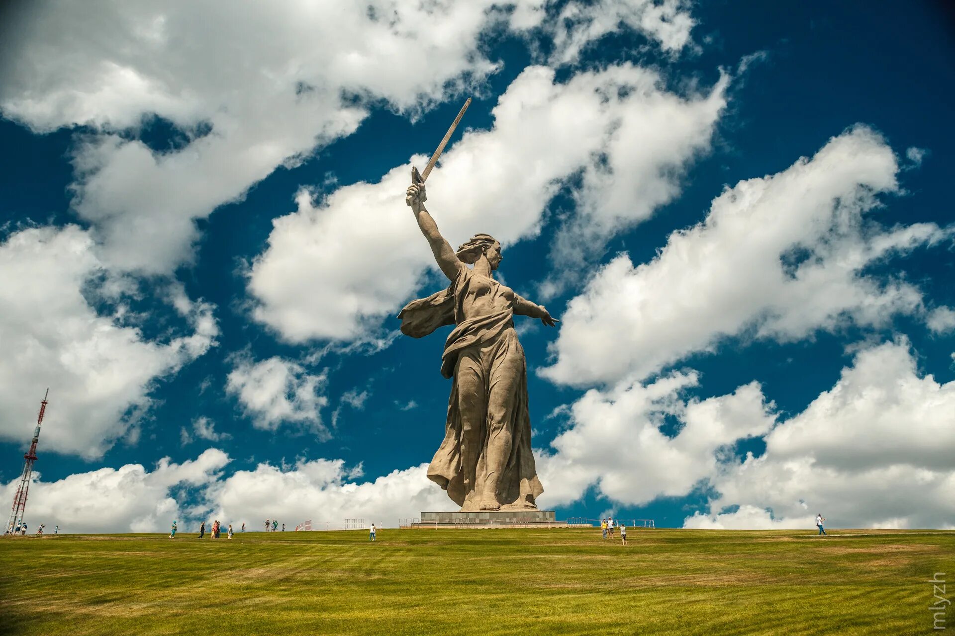 Родина ни. Родина-мать Волгоград. Волгоград Родина мать туман.