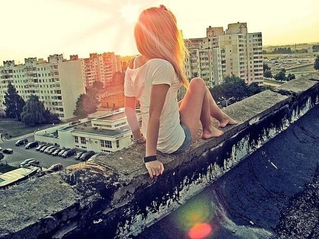 Клевые 18. Девочка на крыше. Девушка на крыше. Блондинка на крыше. Девушка на крыше со спины.