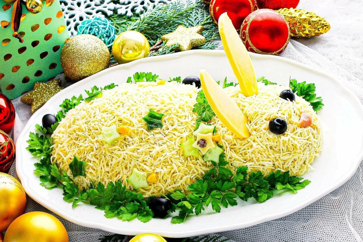 Салат в виде зайца. Салат новогодний кролик. Салат новогодний кролик. Красивые салаты на праздничный стол. Оригинальные салаты на 2023.