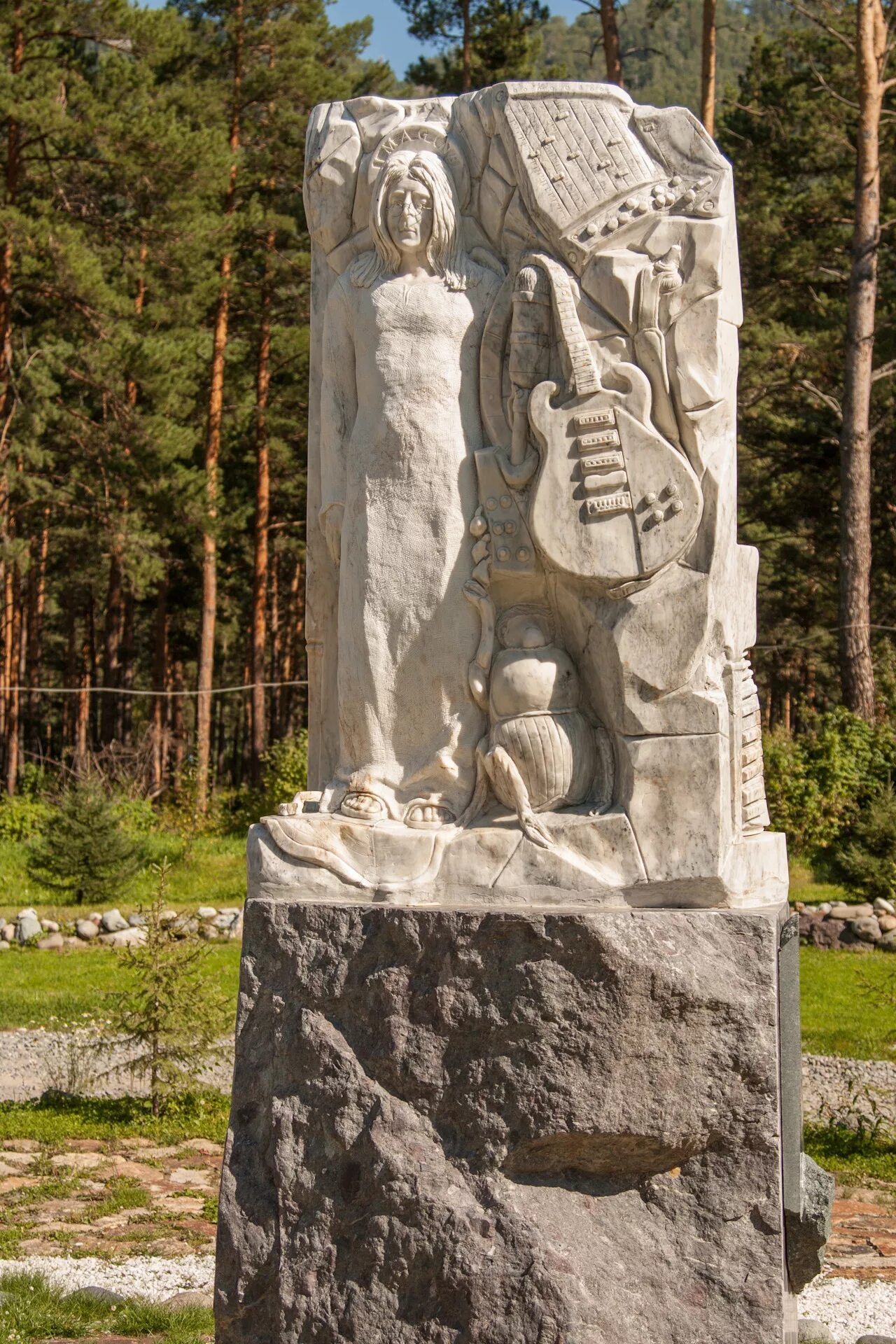 Памятник рериху горный алтай. Памятник рериху бирюзовая катунь. Памятник шукшину в сростках. Памятники на алтае. Памятник николаю рериху на алтае.