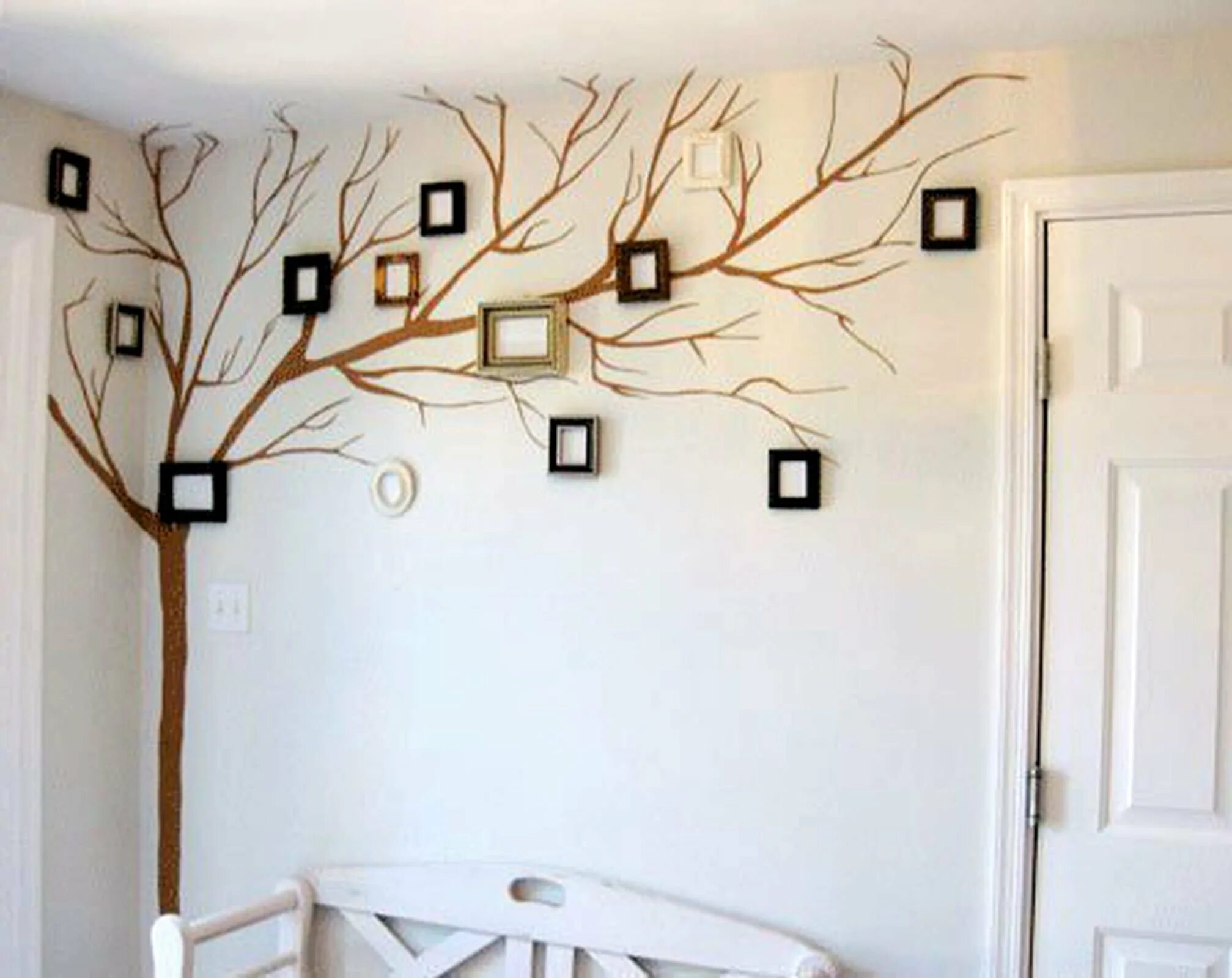Вырез стены. Дерево на стене. Нарисованное дерево на стене в интерьере. Стена для рисования. Декор стен деревом.