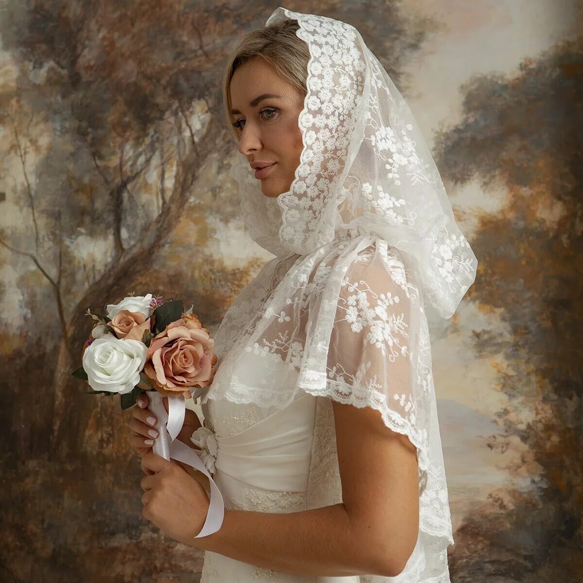 Можно ли в церковь в капюшоне. Венчальный платок. Свадебный платок. Невеста в платке. Платок в Церковь.