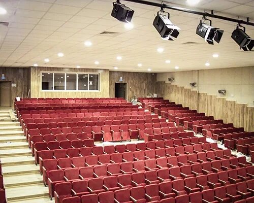 театральный корпус. театральный корпус. челгу братьев кашириных 129. актовый зал челгу. театральный корпус.