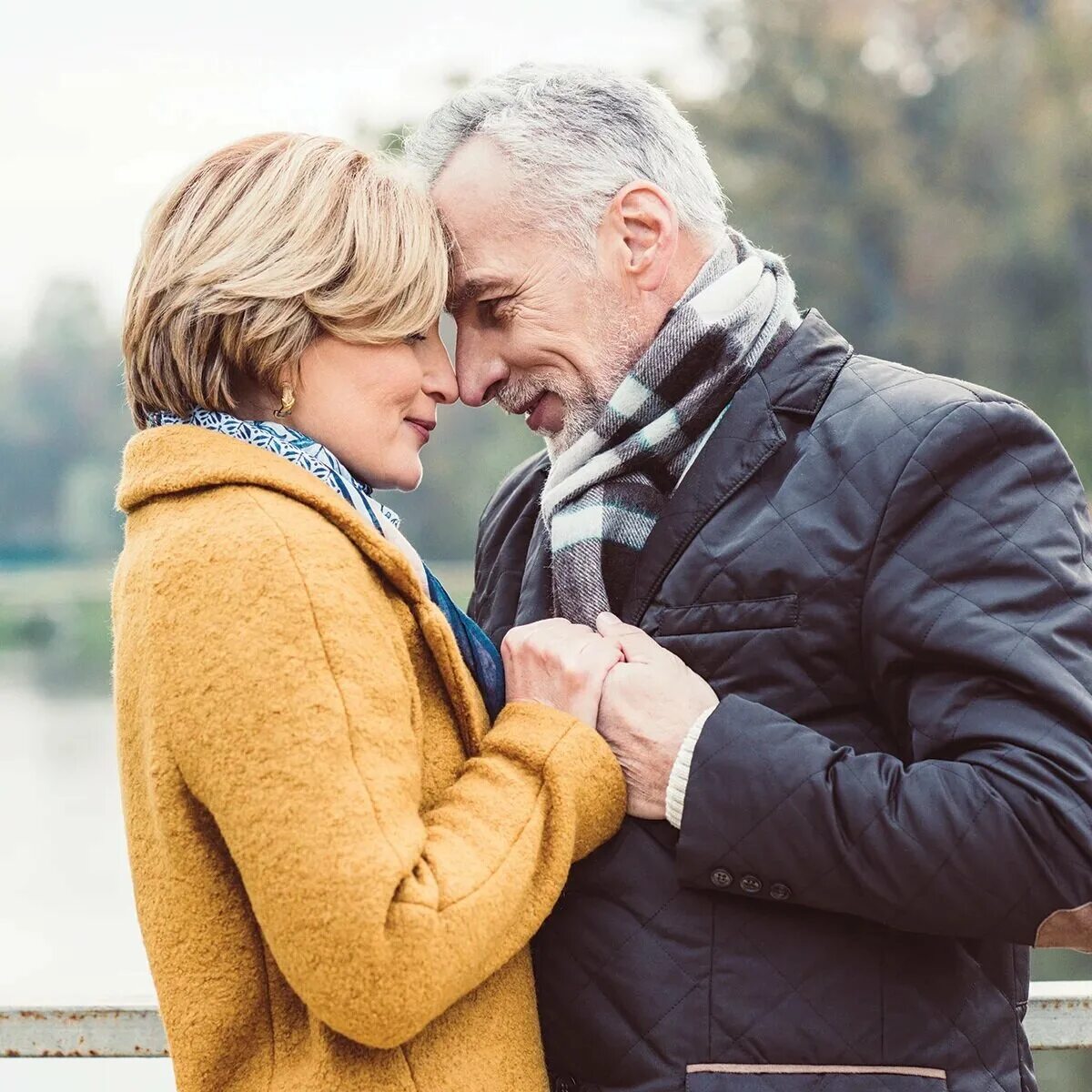 Молодая девушка с пожилым мужчиной. Влюбленные в возрасте. Мужчина и женщина в возрасте. Молодая девушка и взрослый му. Взрослая женщина и молодой парень.