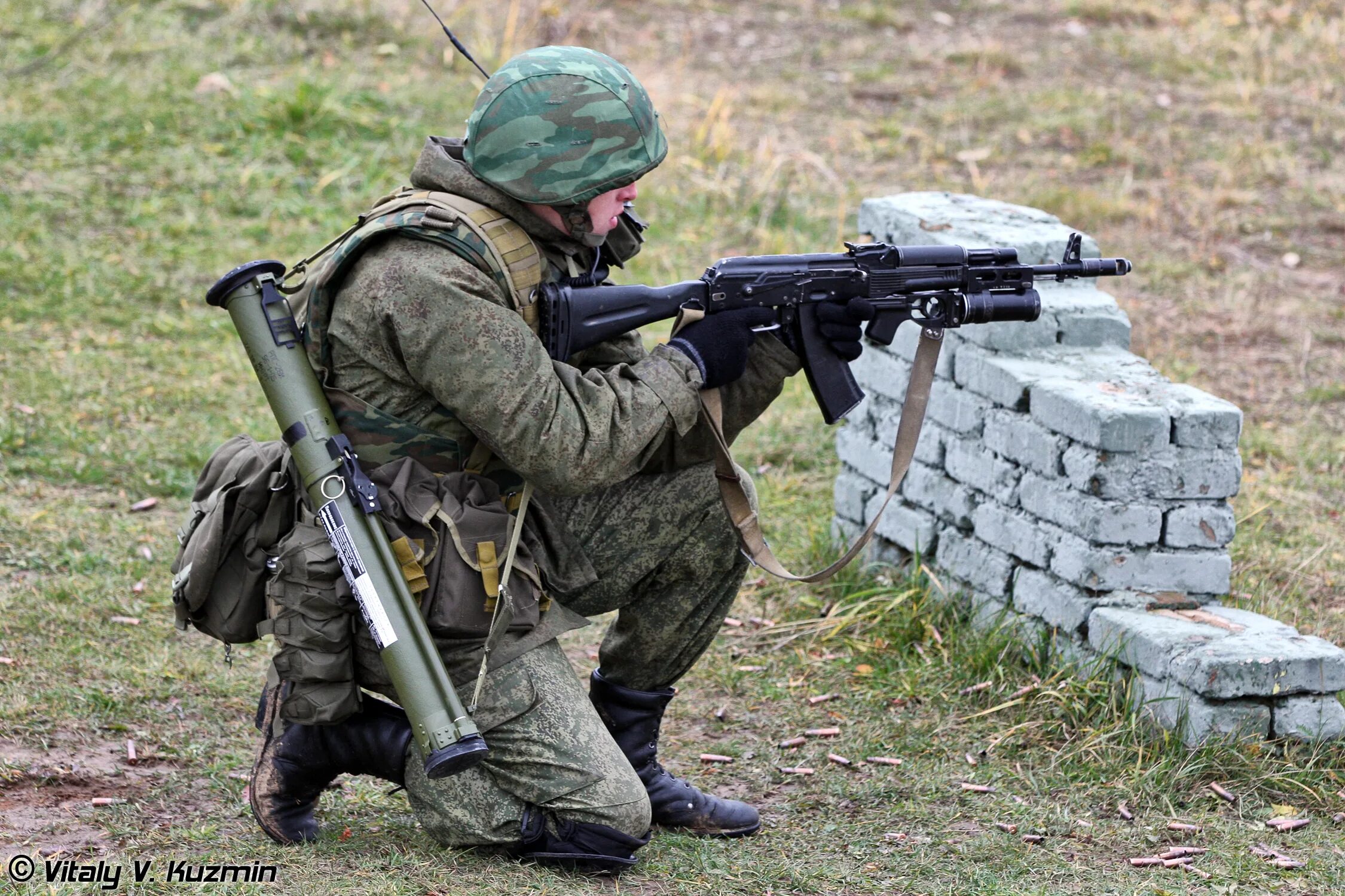 Ак вс рф. Автомат Калашникова 74м спецназ. Солдат РФ С ак74м. Стрелок АК 74. Военный с АК 74.