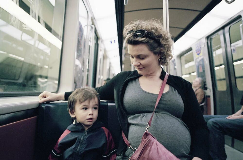 Мамашки с детьми в общественном транспорте. Мама с младенцем в автобусе. Женщина с ребенком в автобусе.
