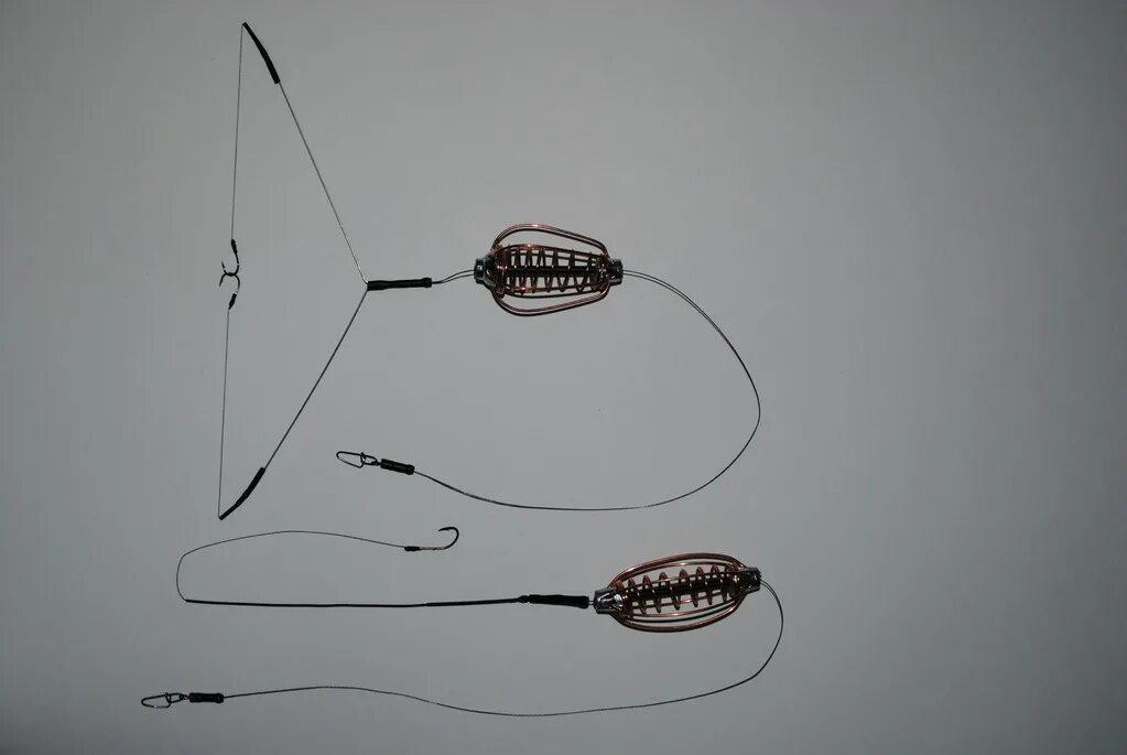 Монтаж инлайн карповый с кормушкой. Фидер донка оснастка. Фидерная оснастка с 2 крючками. Донная снасть на фидер. Оснастка фидера с кормушкой