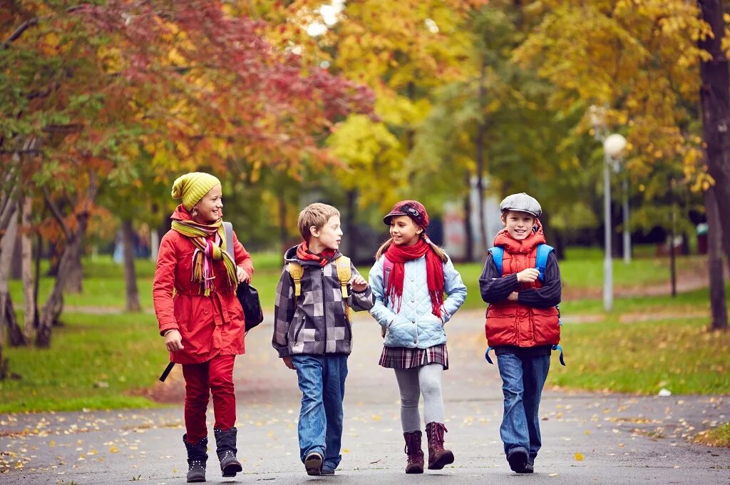 Улица друзей. Осенняя прогулка. Школьники на улице осенью. Дети на улице осенью. Люди в куртках на улице.