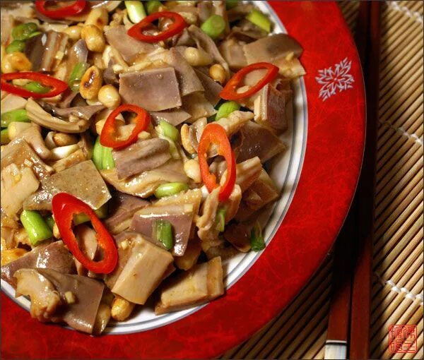 Свиной желудоткитайская кухня. Салат с желудками китайская кухня. Китайская кухня свиной желудок.