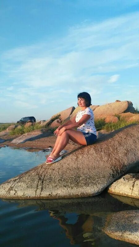 бросаю камешки с крутого бережка далекого. дети бросают камни в море. бережок берег побережье корень. я швыряю камушки с далекого пролива лаперуза. а я бросаю камешки с крутого бережка.