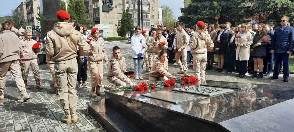 Торжественное возложение цветов. 19 Апреля геноцид советского народа. Мероприятие ко Дню единых действий в память о геноциде. Мероприятие 19 апреля геноцид советского народа. День памяти о геноциде советского народа мероприятия