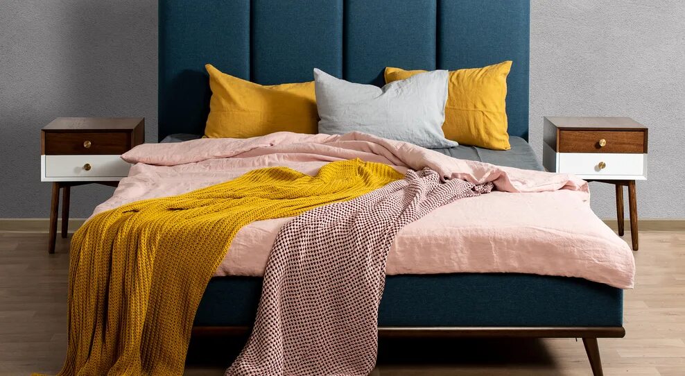 Покрывало горчичного цвета. Кровать горчичного цвета. Кровать горчичного цвета в интерьере. Спальня в горчичном цвете. Горчичная кровать