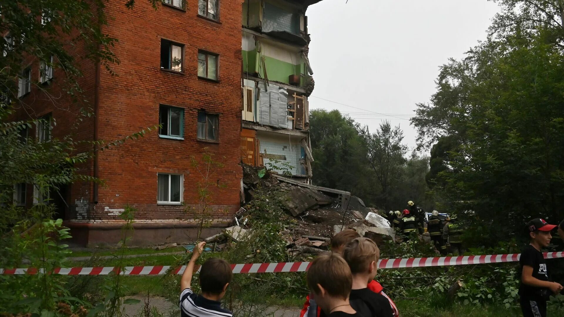 Омск обрушение дома 12 августа. В Омске обрушился дом август 2022. Обрушение дома в Омске 2022. Пятиэтажки. Обвал здания в Омске.