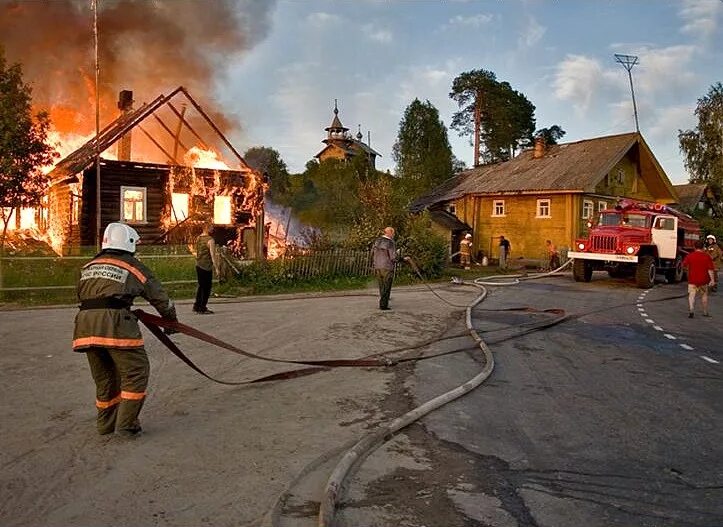 пожарно-спасательный отряд 305. тушение пожаров в жилой зоне. спасение людей при пожаре. тушение пожаров в жилых зданиях. тушение пожара в доме.