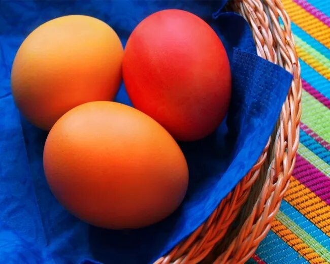 Почему на пасху красят яйца в красный. Почему на Пасху красят яйца. Почему яйца красят в красный цвет. Степная трава красить на Пасху яйца. Почем на Пасху красят яй.