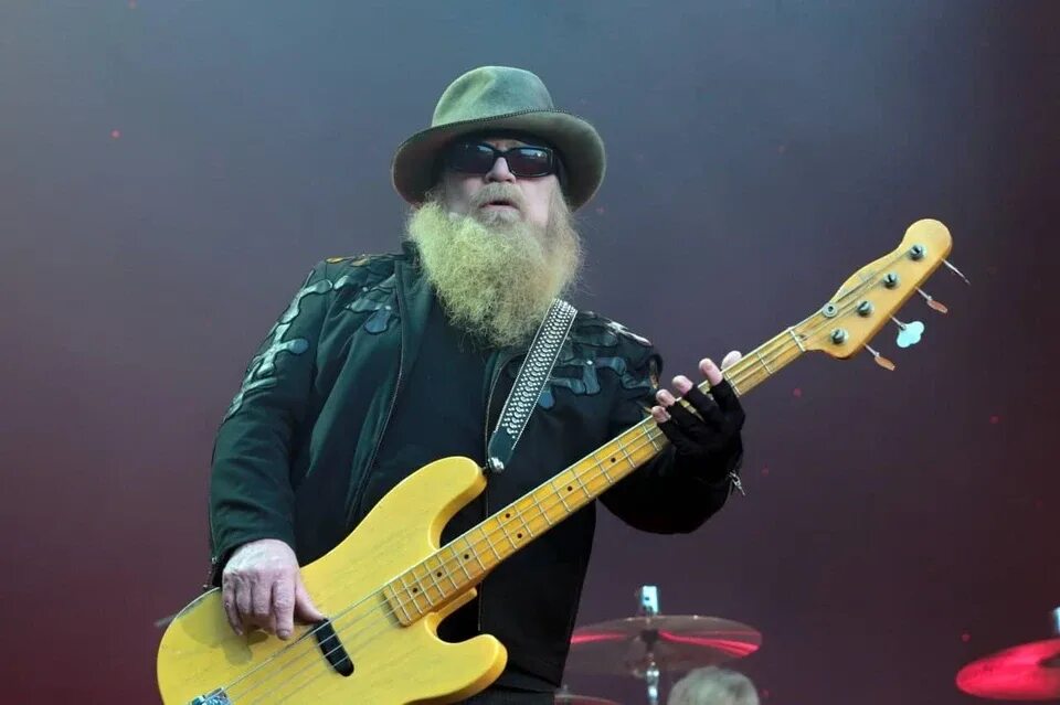 Топ басс. ZZ Top Дасти Хилл. Басист ZZ Top. Бас гитара ZZ Top. Дасти Хилл без бороды.