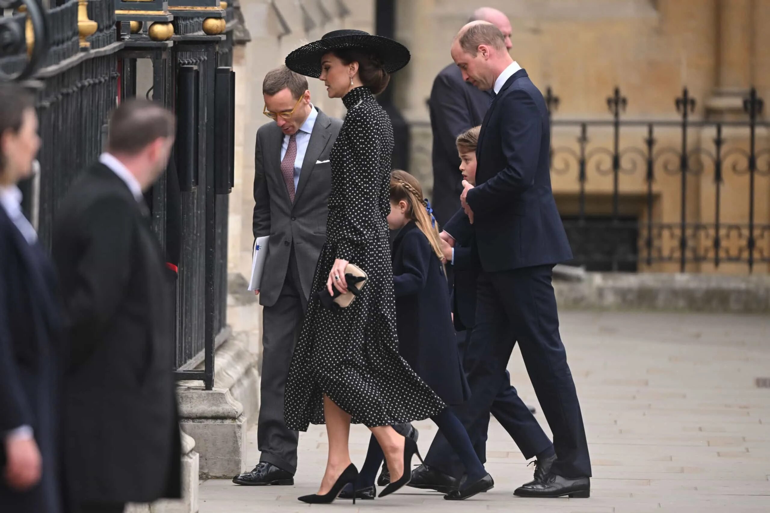 Что случилось в королевской семье. Коронация принца Кейт Миддлтон. Кейт Миддлтон и Меган Маркл. Принц Уильям 2022.