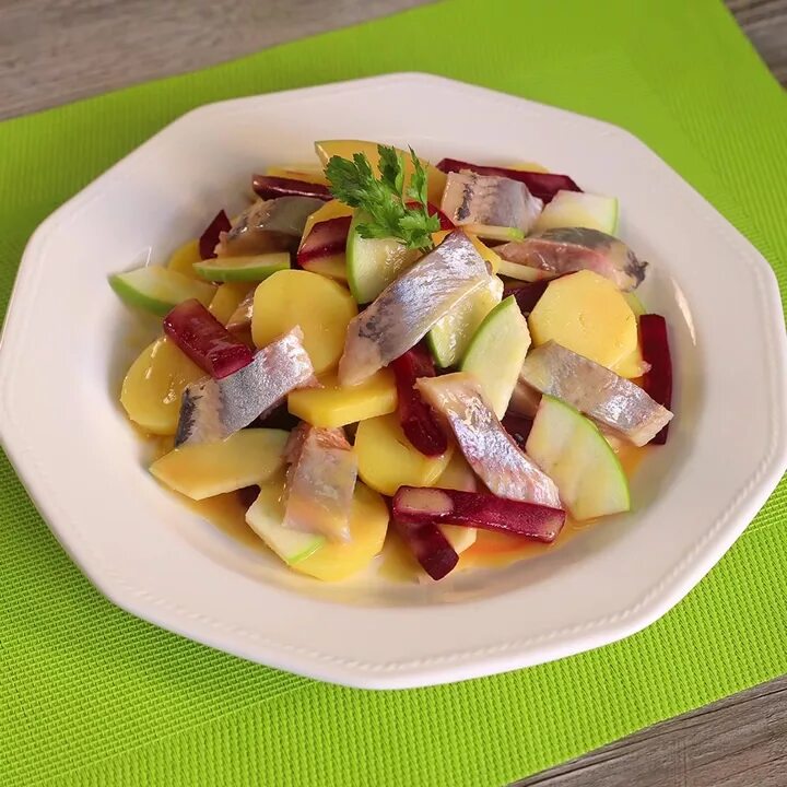 Селёдка с красным луком в масле. Салат с селедкой и яблоками на немецком языке перевод. Рецепт салата селедка с яблоком. Салат с селёдкой и яблоком. Рецепт салата селедка с яблоком.