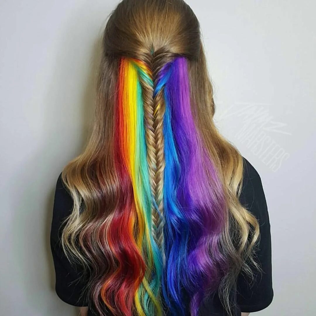 Рядом с цветным. Афронаращивание прядки. Афронаращивание канекалоном. Разноцветные пряди волос. Цветные пряди на волосах.