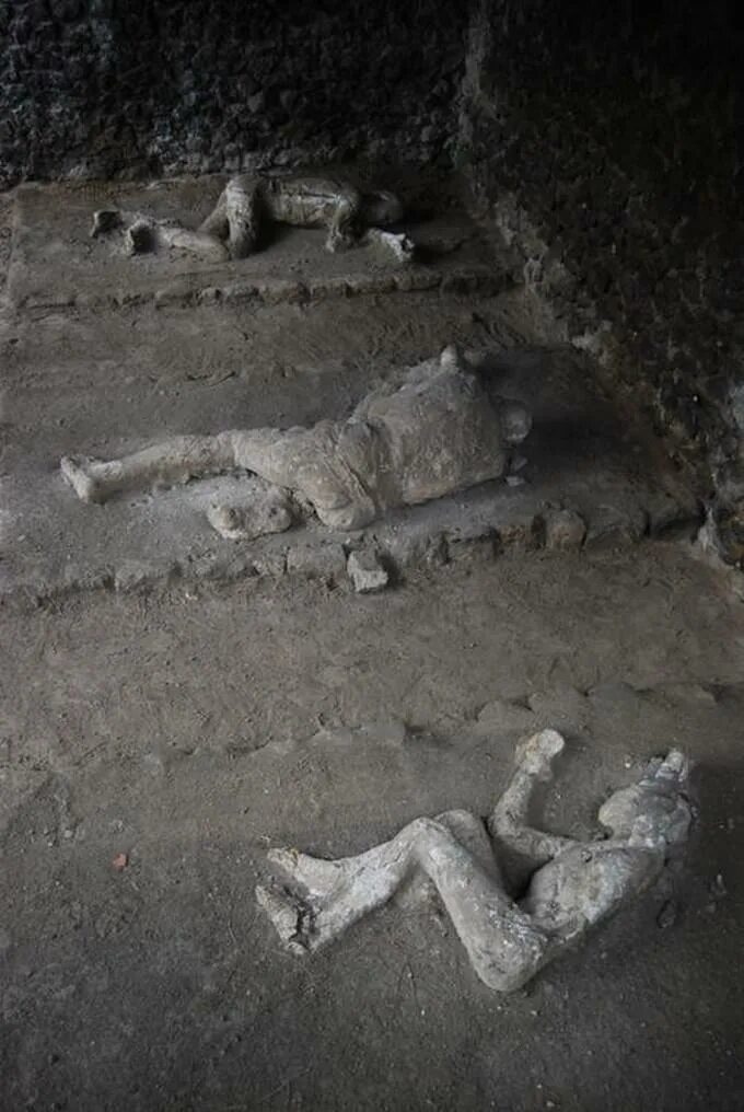 Помпей город греха. Марс и венера фреска из помпей. Помпеи фильм. Ганимед поликлей помпеи. Скульптуры из помпеи фото.