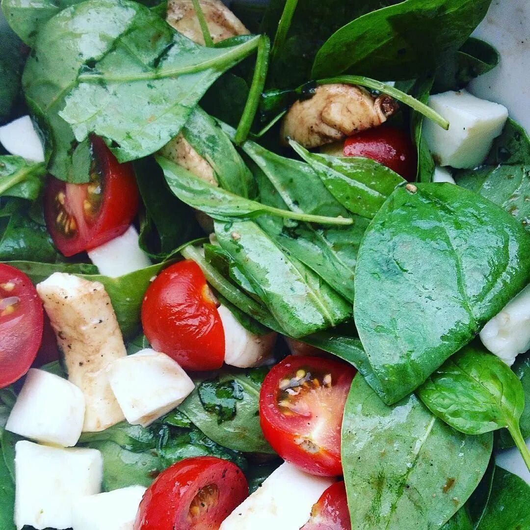 Моцарелла со шпинатом. Моцарелла со шпинатом. Моцарелла со шпинатом. Черри с моцареллой и шпинатом. Салат со шпинатом моцареллой и черри.