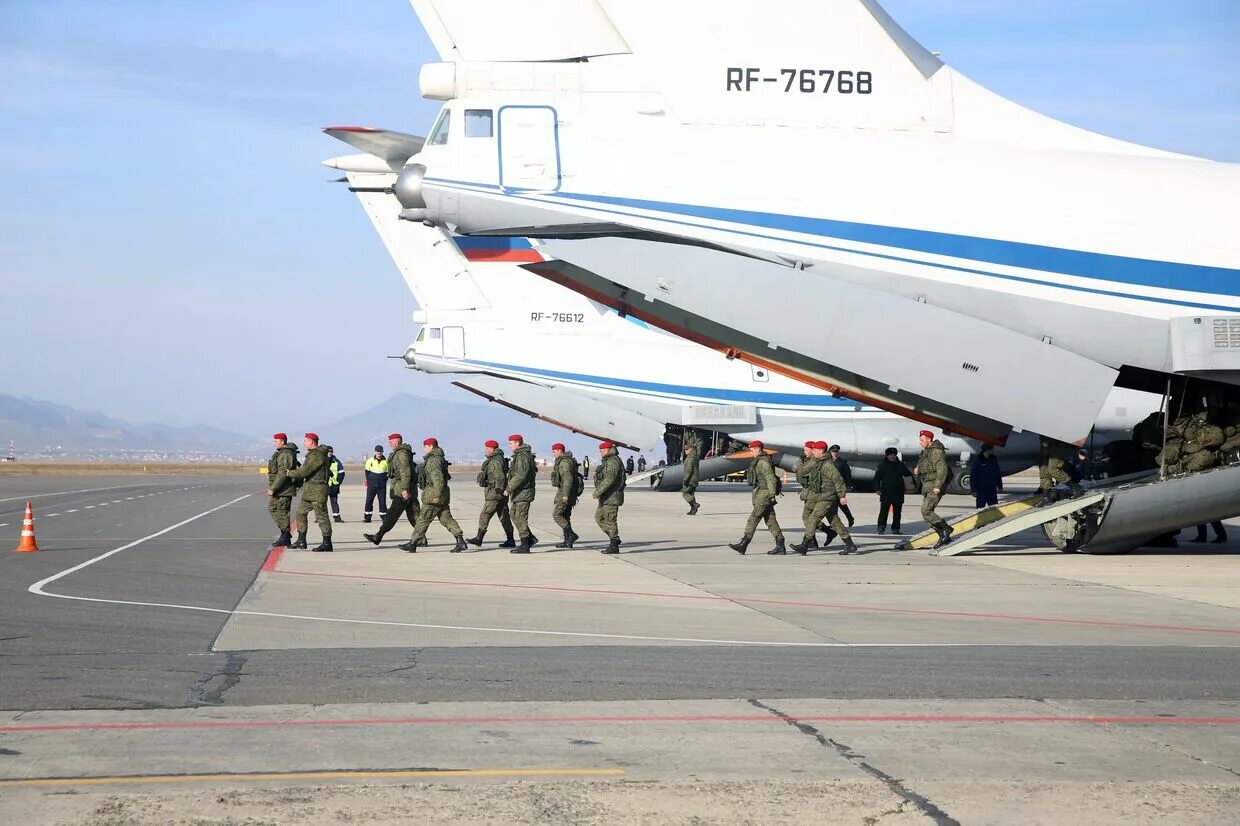 Ил 76 в Хмеймим. Ил 76 в Сирии. Ил 76 военный. Ил 76 груз 200. Военно транспортные войска