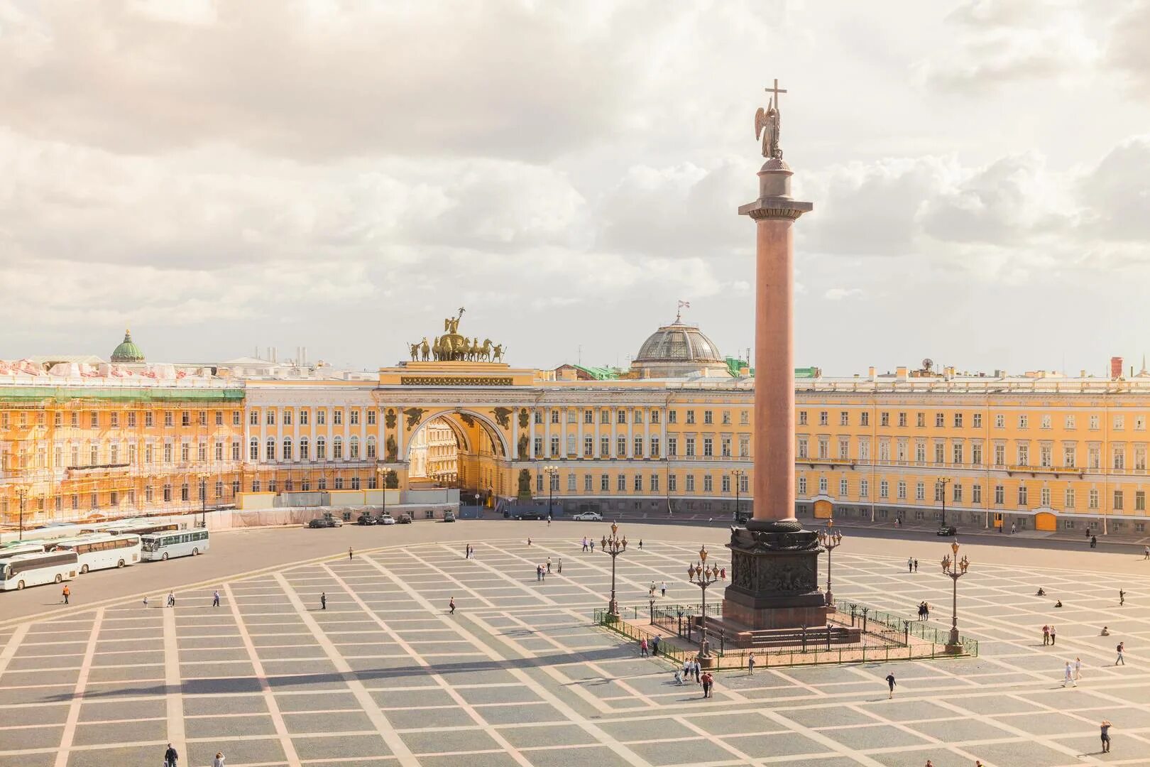 Дворцовая площадь в санкт петербурге история. Дворцовая площадь в санкт-петербурге. александровская колонна в санкт петербурге эрмитаж. центральная симметрия александровская колонна (санкт-петербург). город ленинград дворцовая площадь.