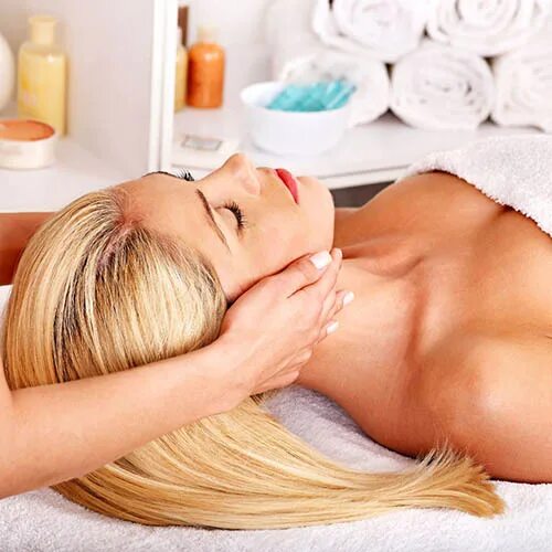 массаж девушки блондинки. блондинка в спа. девушка бландинка на м. массаж спины. массаж девушки блондинки.