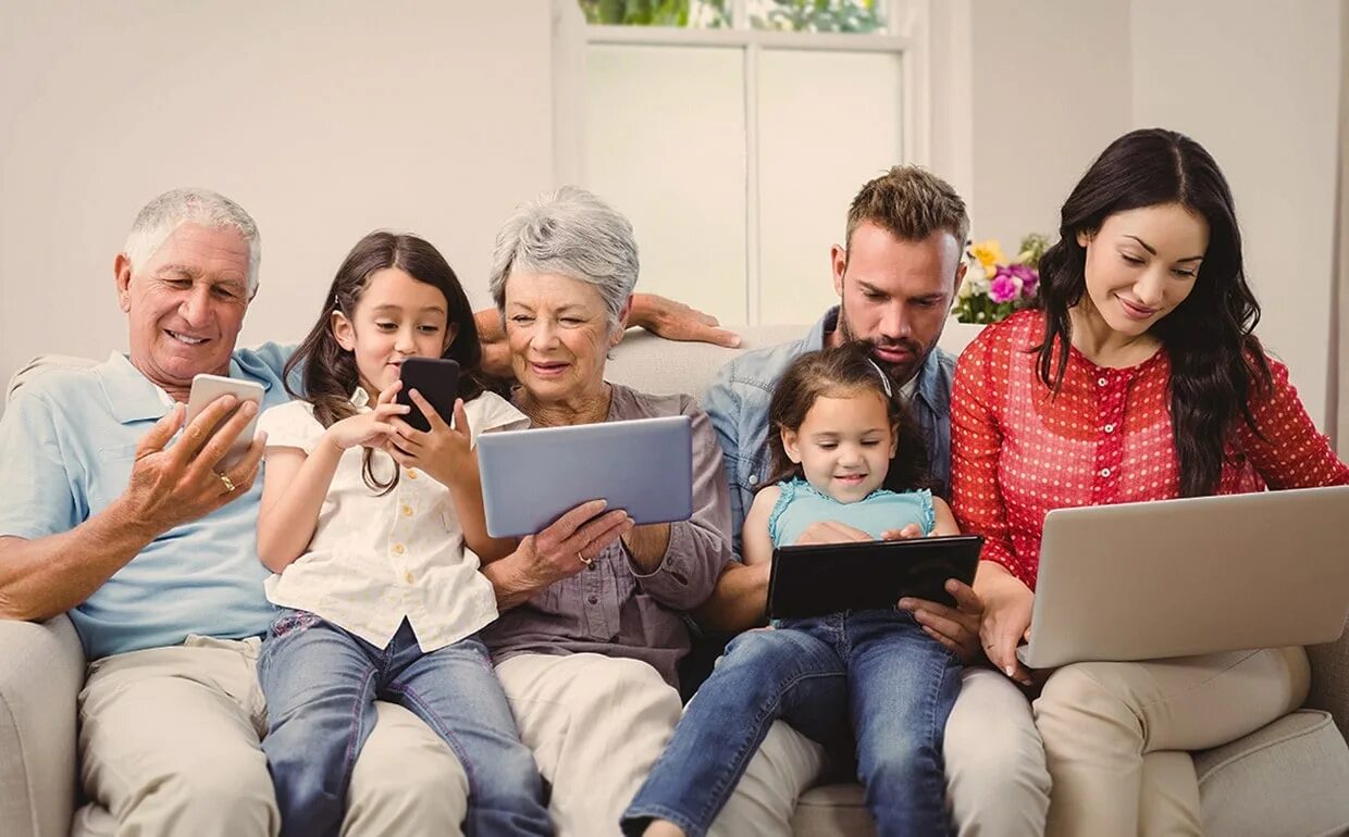 Современная семья. Современная семья с гаджетами. Семья с ноутбуком. Семья интернет. Родители без интернета