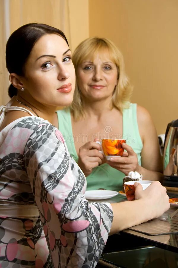 Мама т хочу. Мама с дочкой пьют. Мама и ее подруга. Мать и дочь пьют чай. Картинка мама и дочь выпивают.