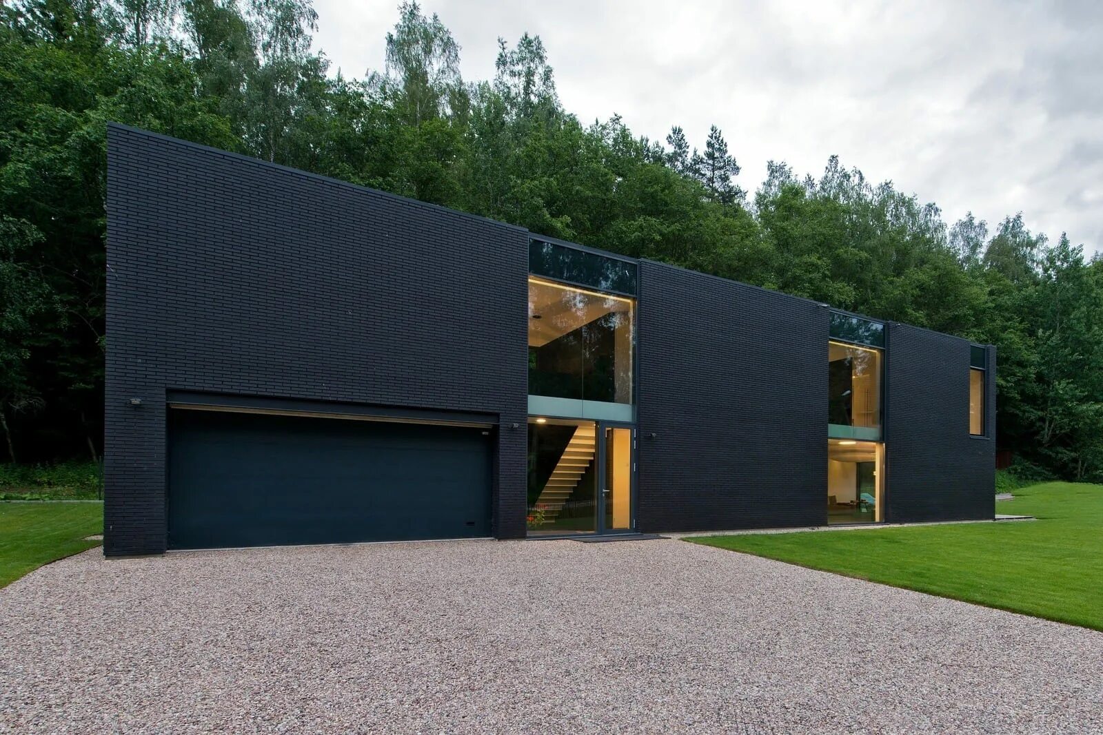 Дом куб 2 5. Дом куб robert gurney architect. фасад в стиле минимализм. черный фасад. черный дом.