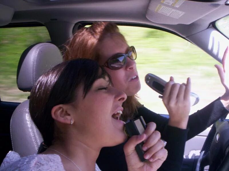 Горловой в машине. Машины пела. Девушка поет в машине. Поет за рулем. Люди поют в машине.
