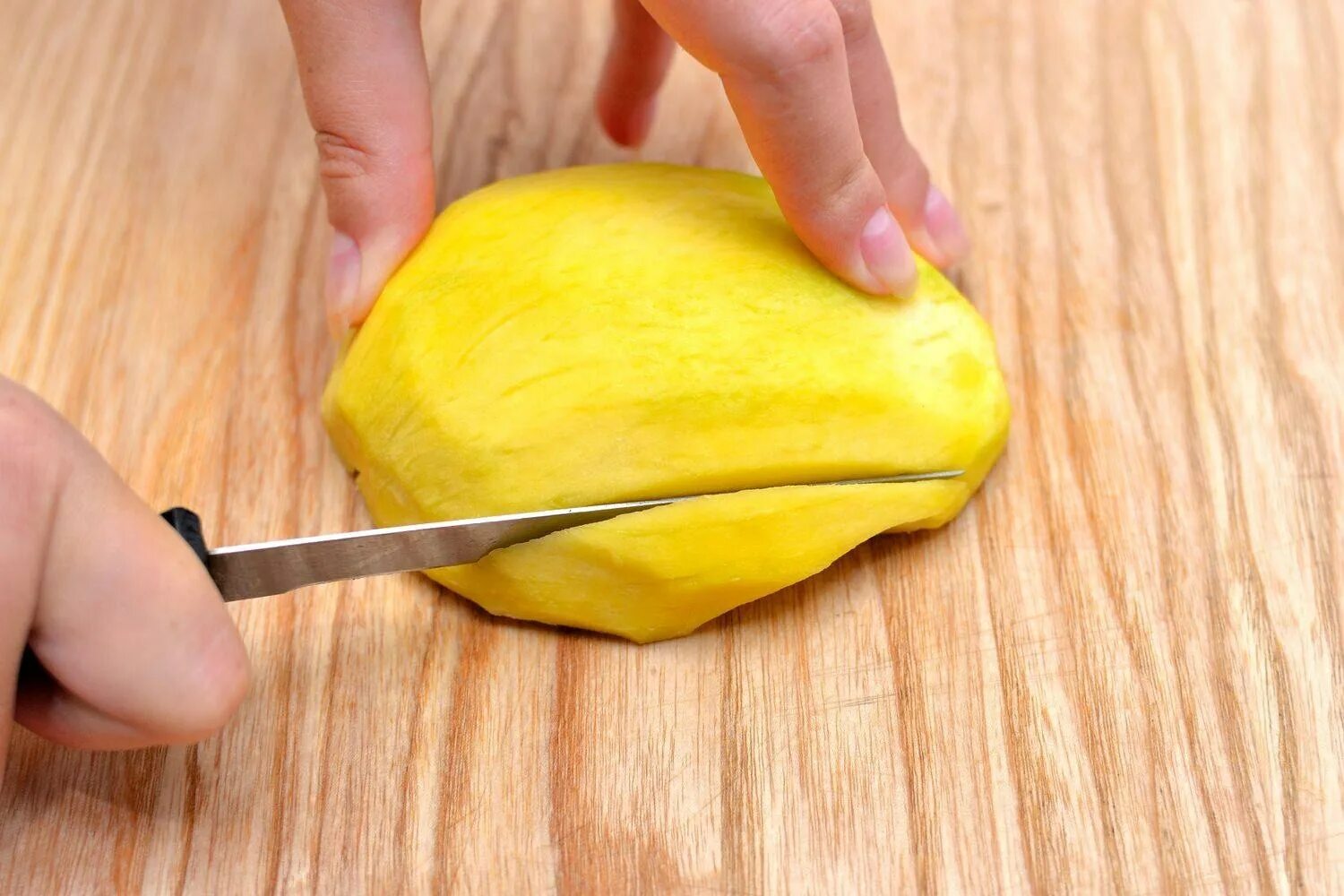 Манго пополам. Цедра манго. Манго разрезанное. Шкурку от манго можно есть. Манго без кожуры.