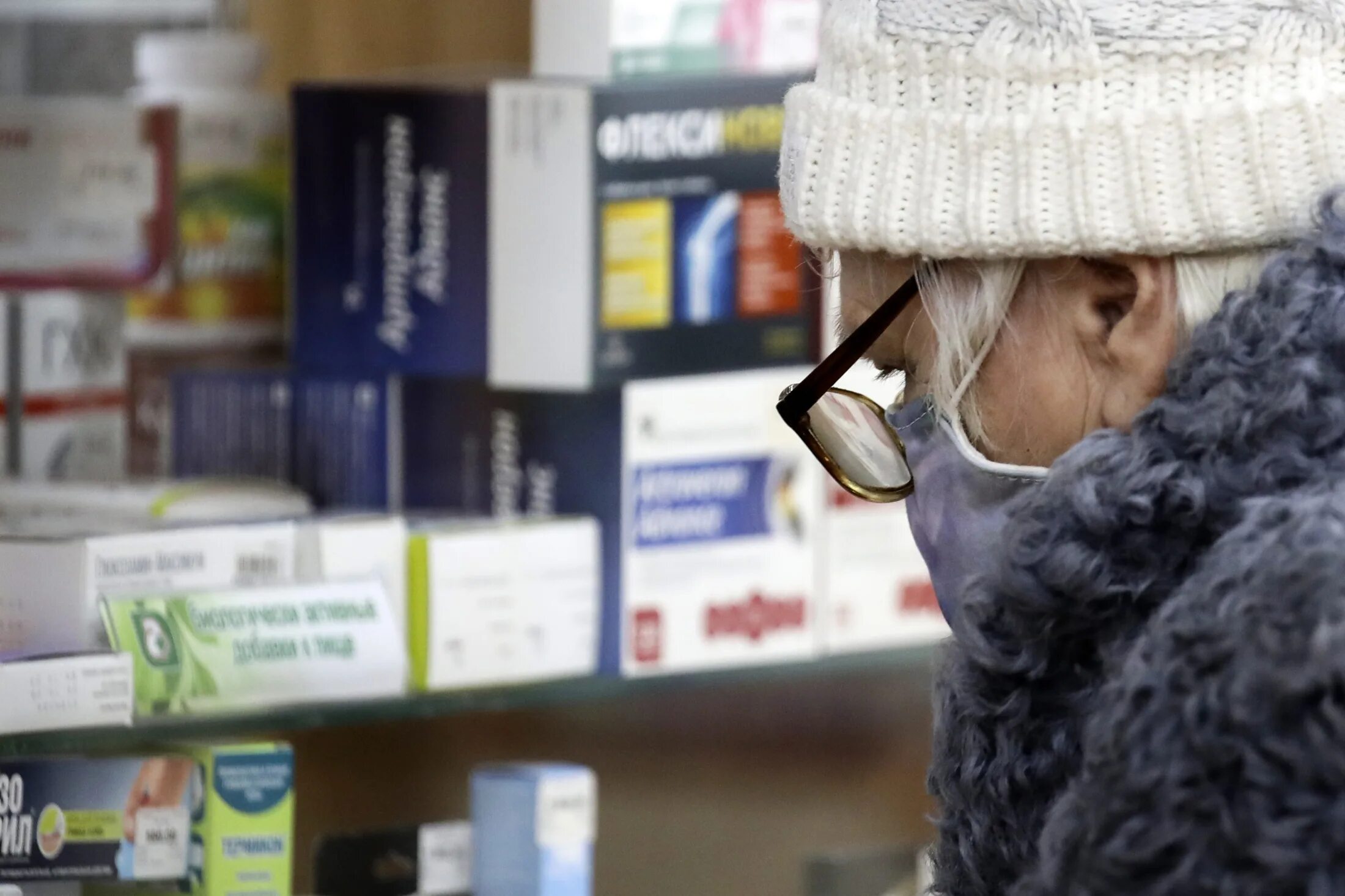 Голубая круглая таблетка. Таблетки в руке. Баночка с таблетками. Пленочные покрытия таблеток. Ксанакс в капсулах.