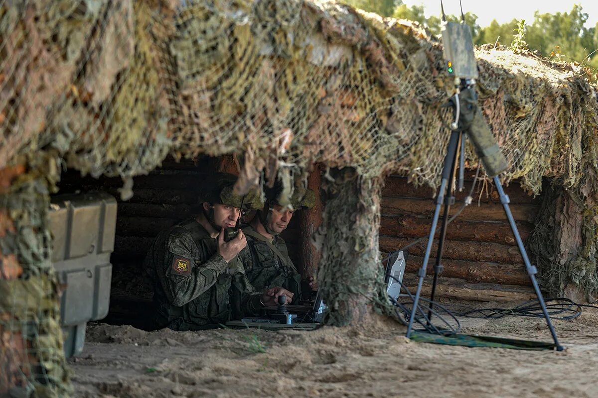 Связисты ЗВО. Военные учения на полигоне. Военный Связист. Военный командный пункт полевой. Служба в полевых условиях