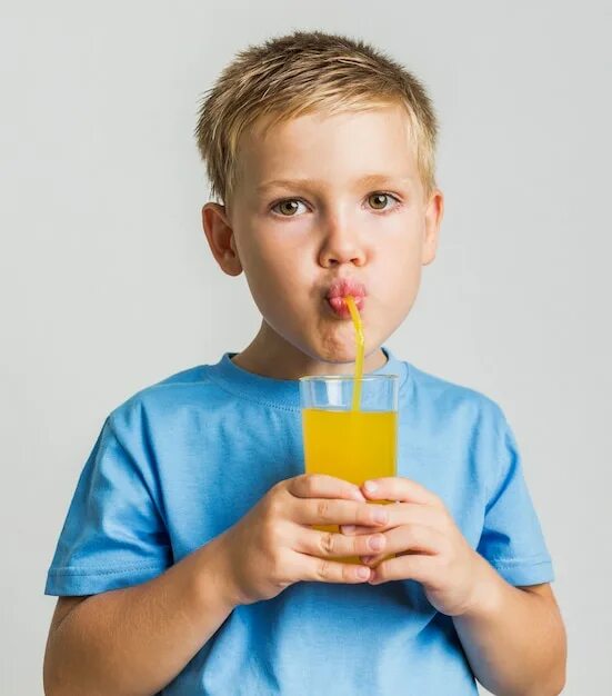 Сок через трубочку. Мальчик пьет сок. Ребенок пьет сок. Сок для детей. Мальчик пьет из трубочки.