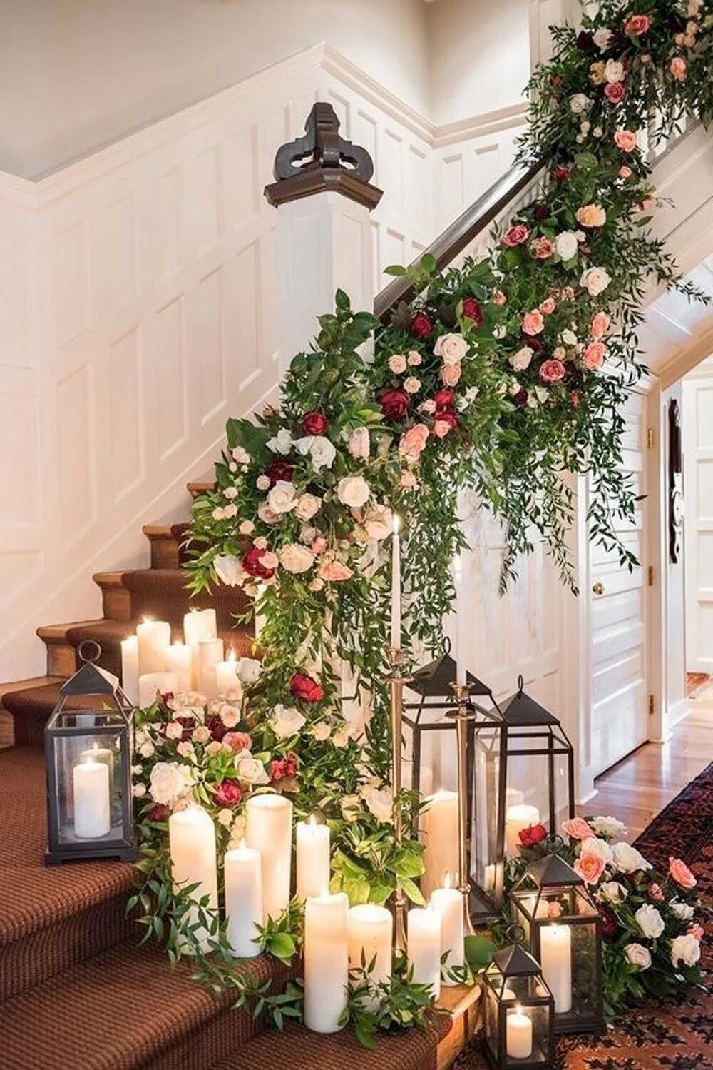 Как оформить дом цветами. Украшение лестницы. Украсить лестницу. Украшение лестницы цветами. Дом украшенный цветами.
