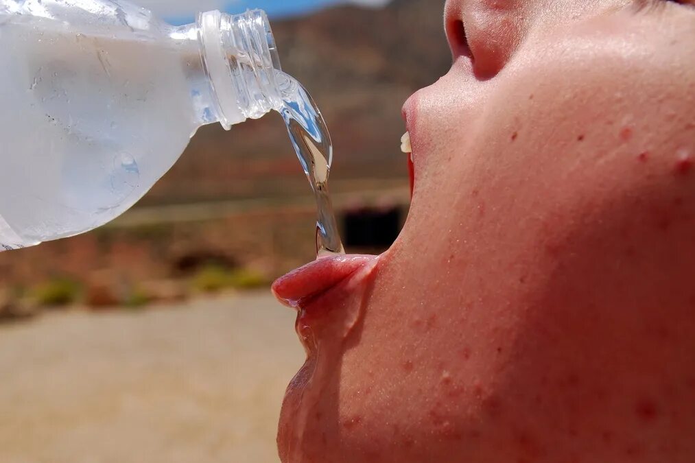 Пью воду и писаю. Исчезновение питьевой воды. Нехватка воды. Недостаток питьевой воды. Исчезновение пресной воды.