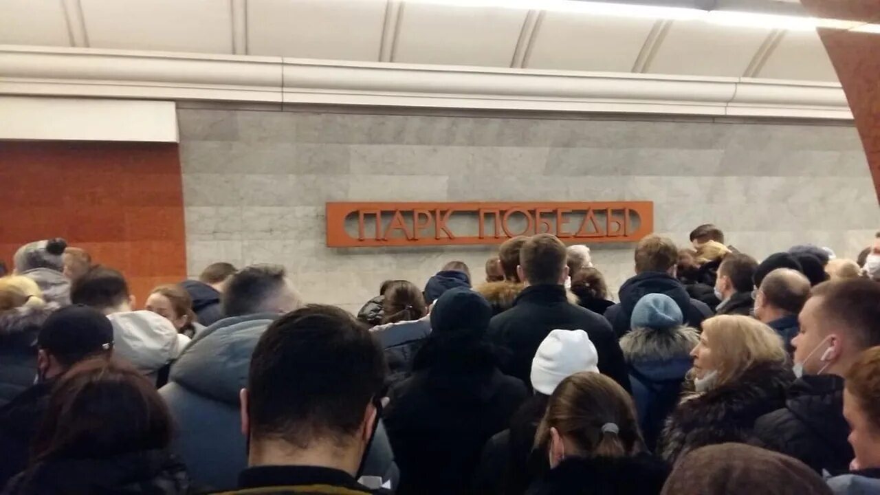 Что сегодня произошло в московском метро. Коллапс в Московском метро. Коллапс в метро 7 ноября. Арбатско-Покровская линия метро ЧП В Москве. ЧП на красной ветке метро.